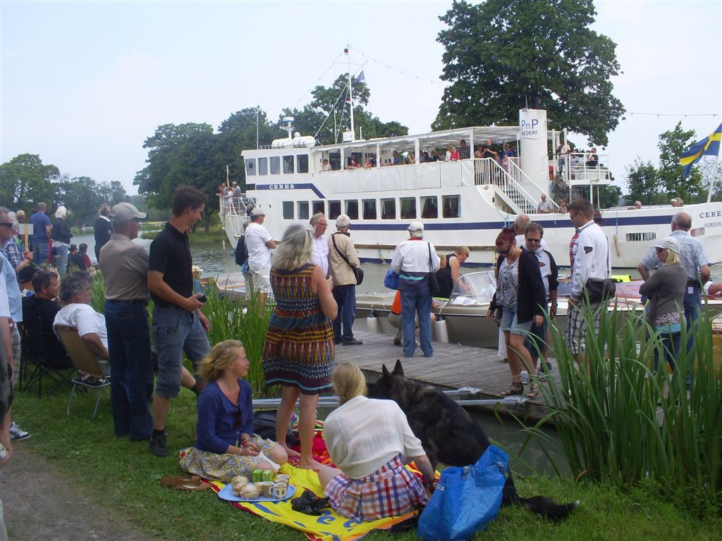 Kanalbåten CERES passerar Motorbåtsmuseet