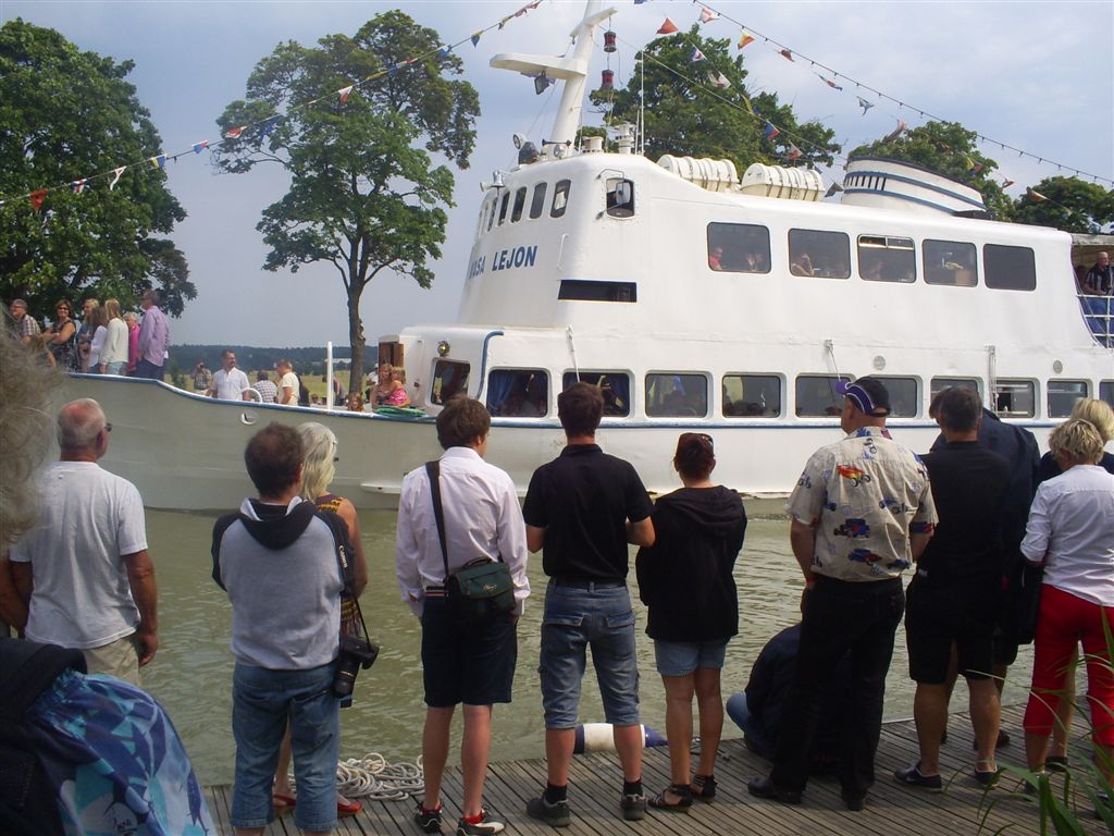 Kanalbåten WASA LEJON passerar Motorbåtsmuseet